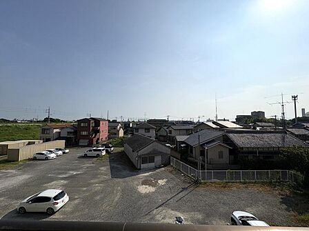 目の前に建物がないので開放感がございます!洗濯物もよく乾きそう♪