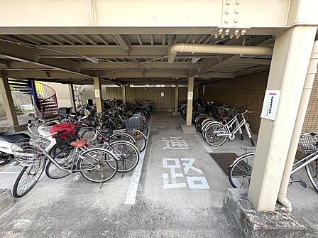 屋根付きの駐輪場もあり、雨の日も安心。
