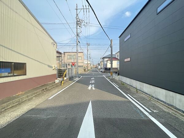 前面道路は6m以上でゆとりがあるので、大きいお車を運転される方にもおすすめです！