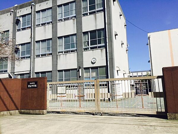 豊正中学校まで　1500m　徒歩約19分●豊臣、清正に関係ある地域であるところから2字がとられ校名になりました。令和4年には体育館にエアコンが整備される予定です。