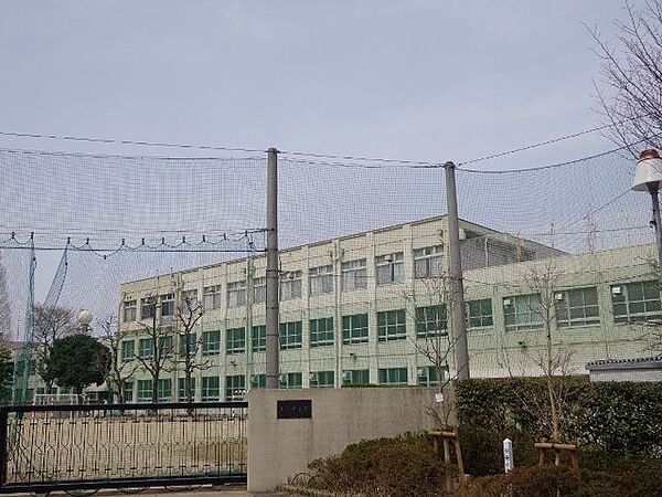 上社中学校まで　1500m　徒歩約19分●1985年開校　校訓「自主　創造　友情」