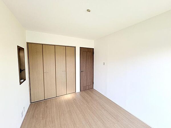 各部屋に収納があるので衣類などの収納に困りません！