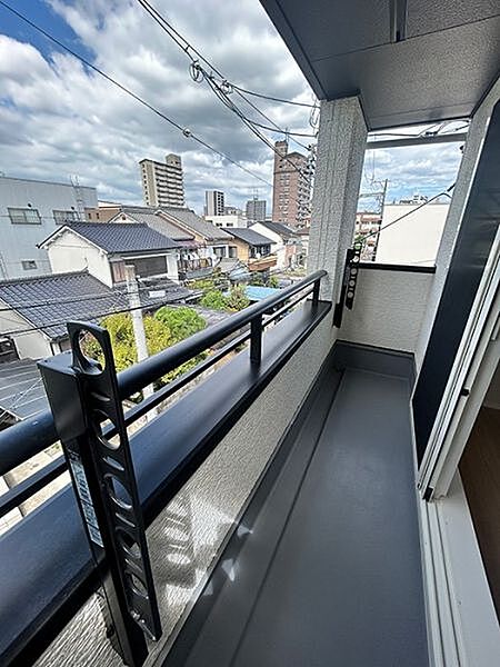 3階北側にベランダがございます。