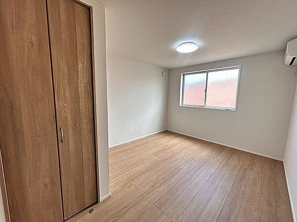 3階南側の洋室です。エアコン付きですぐに快適な暮らしを送れます！