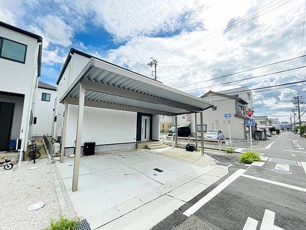 お車は並列で最大3台可能！カーポートもついているので雨の日も嬉しい！