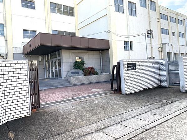 北中学校まで　1200m　徒歩約15分●【校訓】「自主」「創造」「敬愛」　　昭和61年に、創立10周年を記念して、生徒の生活の道しるべとして設定されたそうです。