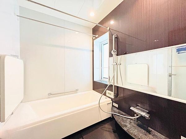 窓がついているので光が入り、手軽に換気もできます♪※一部CG加工により残置物を除去しています。