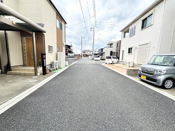 駅、保育園、コンビニ、ドラッグストアが徒歩10分圏内です。