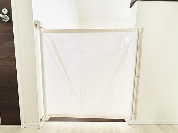 階段の上と下にお子様の侵入や転落を防ぐキディガードが備わっております。