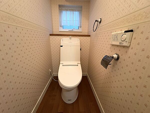 ウォシュレットつきかつ背面の棚に小物やトイレットペーパーを置いていただけて使い勝手が良いです！