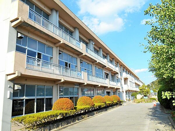 山中小学校まで　825m　徒歩約11分●教育スローガン「えがお　いっぱい！」「自信のえがお」、「はじけるえがお」、「やさしいえがお」を目指す教育方針。