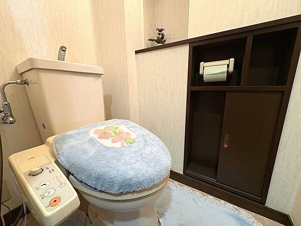サイドの棚にトイレットペーパーや衛生用品をしまっておけます◎
