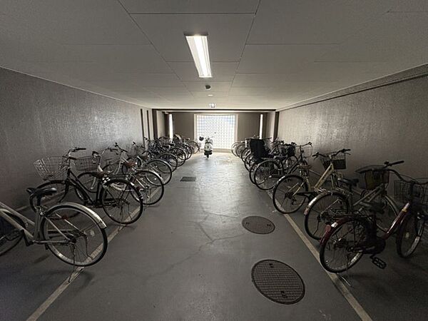 風雨から自転車を守れる屋根付き駐輪場です。