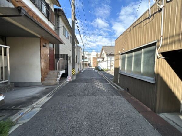 市街地が近いですが、周辺は落ち着いた住宅街です。