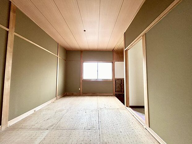 （リフォーム中写真5/20撮影）2階北西側6畳和室は、洋室に変更する予定です。また、天井・壁のクロス張替、床材の張替を行う予定です。照明も全部屋設置しますので、ご用意はご不要になっております。