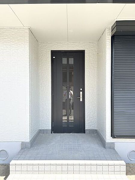 （リフォーム済）玄関扉は鍵を交換し、クリーニングを行いました。以前の鍵は合わなくなるので防犯面も安心ですね。