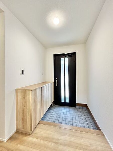 （リフォーム済）玄関はクリーニングを行い、シューズボックスを新設しました。