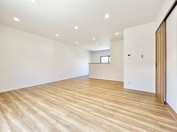 （リフォーム済）LDKの別角度からの写真です。