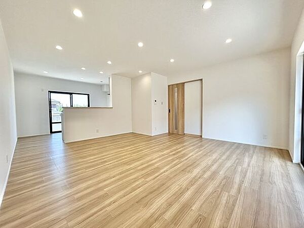 （リフォーム済）南西側の約8帖和室は北西側の約6帖和室と繋げて約18帖のLDKに変更しました。天井や壁のクロスを張替え、床材も張替えました。