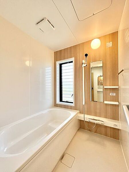 （リフォーム済）浴室は、ハウステック製の新品1坪タイプのユニットバスに交換しました。床は水に濡れてもすべりにくく、水切れがいいので二番風呂でも足元サラサラです。