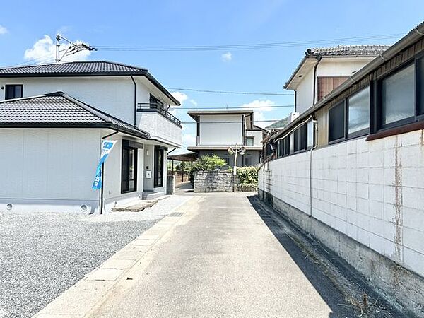 幅員約3.9ｍの前面道路です。お車の通行量も少ないので、安心してゆっくり駐車することができます。