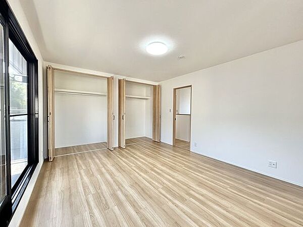 （リフォーム済）2階南西側約10帖洋室は天井・壁はクロスを貼り替え、床材の重ね張りを行いました。大きなクローゼットがついているので収納には困りませんね。