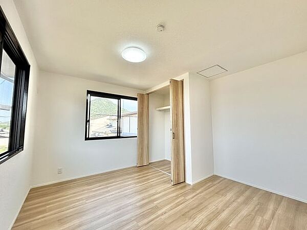 （リフォーム済）2階北東側約6帖洋室は天井・壁のクロス貼り替えと、床材の重ね張りを行い約7帖洋室に変更しました。照明も全部屋設置しましたので、ご用意は不要になっております。