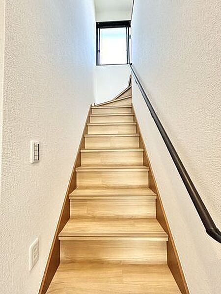 （リフォーム済）階段はクリーニングを行い、手すりを新設しました。