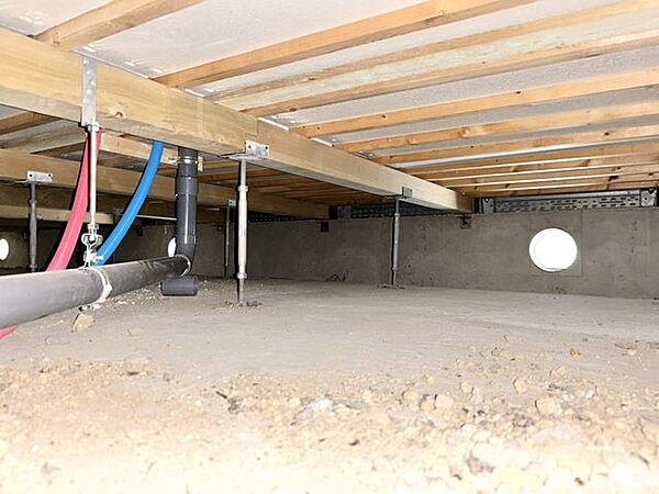 中古住宅の3大リスクである、雨漏り、主要構造部分の欠陥や腐食、給排水管の漏水や故障を2年間保証します。その前提で床下まで確認の上でリフォームし、シロアリの被害調査と防除工事もおこないます。