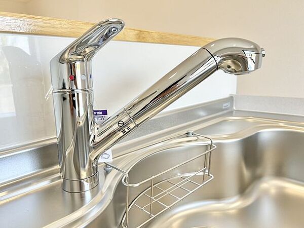 （同仕様写真）キッチンの水栓には、専用の浄水カートリッジをセットできるようになっています。いつでもおいしいお水が飲める嬉しい仕様です。（カートリッジは定期的な交換が必要です）