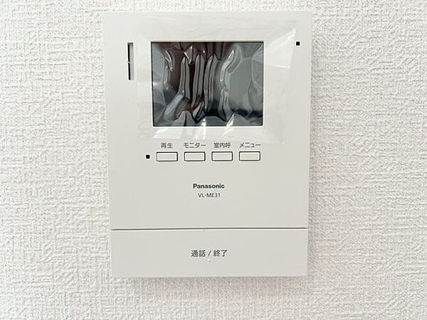 （同仕様写真）新品のカラーテレビドアホンを設置しました。夜間でも綺麗にくっきりと映り、録画機能も付いているので不在時に訪問されたお客様でもシッカリ確認ができます。