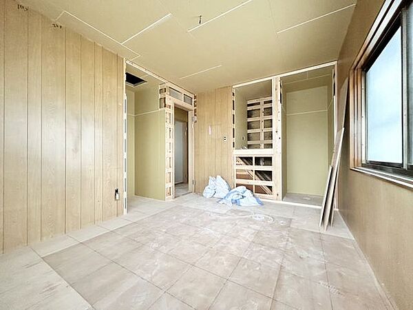 (リフォーム中写真5/8撮影)2階北西側6帖洋室は天井・壁のクロスを張り替え、床材の重ね張りを行う予定です。