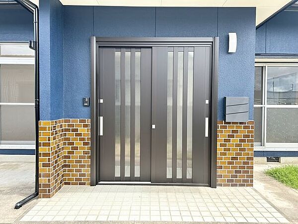 (リフォーム後写真)玄関ドアは新品交換を行いました。家の顔である玄関が新しくなると気持ちが良いですね。