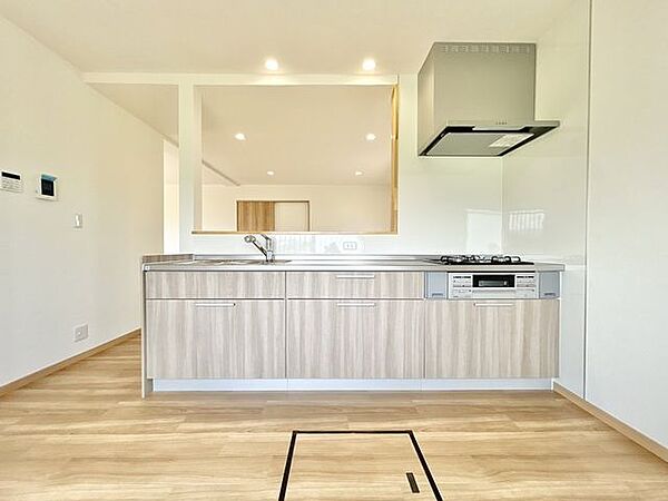 （リフォーム後）キッチンは新品に交換しました。広々としたワークトップで、お手伝いをしてもらってもスペースに余裕がありますよ。週末は親子やご夫婦でお料理してみては。