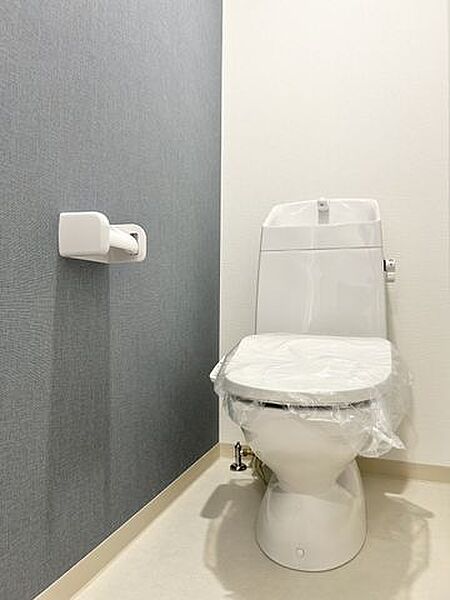 (リフォーム後)温水洗浄機付便器に交換し、天井・壁はクロスを貼り替え、床はクッションフロアを貼りました。便座は温度調整ができるので、寒い冬場でも温かく利用できます。