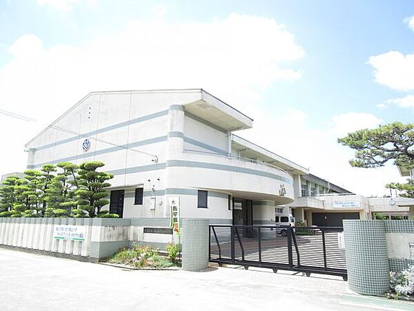 丸亀市立飯山南小学校まで約1400ｍになります。 3300m