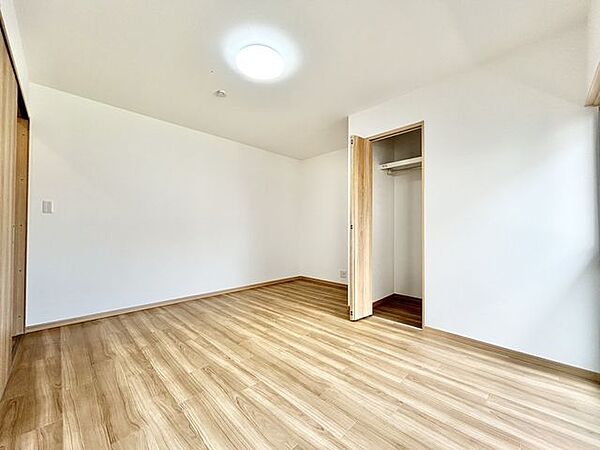 (リフォーム後)1階6帖和室は約7.5帖の洋室に変更しました。天井・壁はクロスを貼り替え、床はクッションフロアを貼りました。