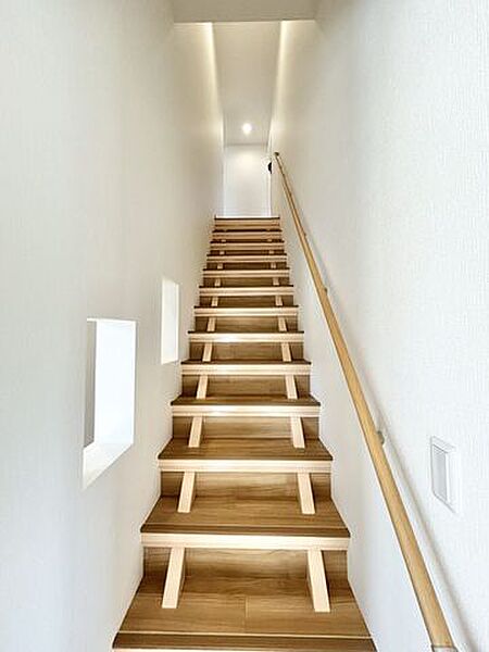 （リフォーム後）階段は側面に新しく壁を作り補強を行いました。