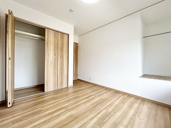 (リフォーム後)2階北西側約5帖洋室は天井・壁はクロスを貼り替え、床はクッションフロアを貼りました。