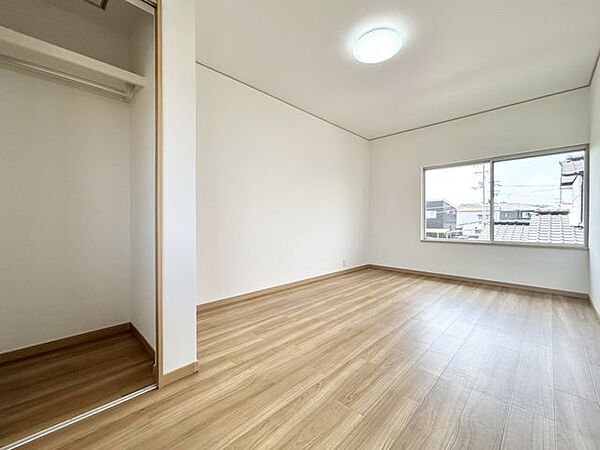 (リフォーム後)2階北東側約7帖洋室は天井・壁はクロスを貼り替え、床はクッションフロアを貼りました。照明も全部屋設置しましたので、ご用意はご不要になっております。