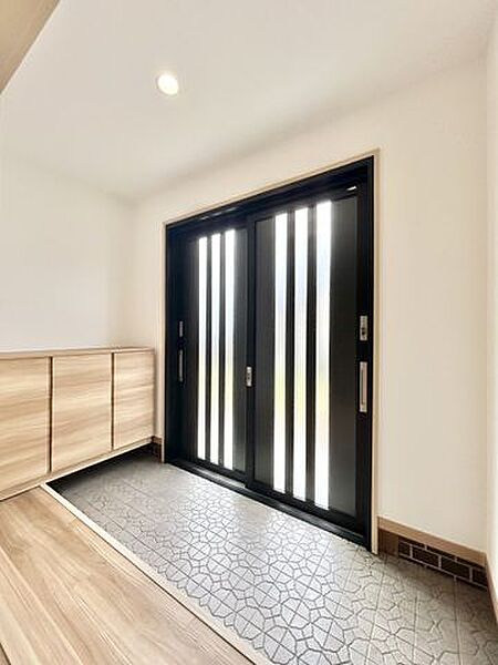 (リフォーム後写真)玄関ホールは天井・壁はクロスを貼り替え、床はクッションフロア貼りを行いました。新品のシューズボックスを設置しております。