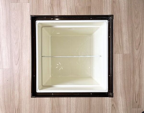 （同仕様写真）キッチン横に床下収納を設置しました。床下点検口を兼ねていて、もしものときはここから床下にもぐって配管の修繕ができます。