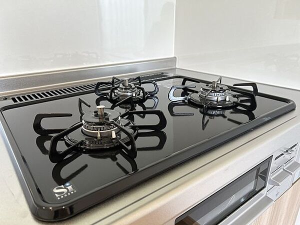 （リフォーム後）コンロはビルトインコンロ幅600ｍｍタイプを設置しました。全口Ｓｉセンサー搭載なのでバーナーの温度センサーが料理の焦げ付きを感知して自動消火してくれる「焦げ付き消火機能」付きです。