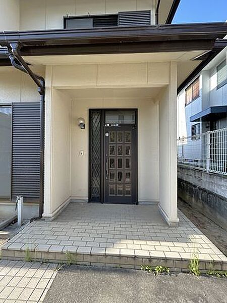 （リフォーム前）玄関ドアは鍵交換とクリーニングを行う予定です。前の鍵は合わなくなるので防犯面も安心ですね。