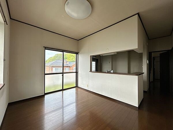(リフォーム前写真)LDKは南西側の8畳和室と繋げて一部屋にし、壁と天井のクロスを張替え、床はクッションフロア張りに変更する予定です。