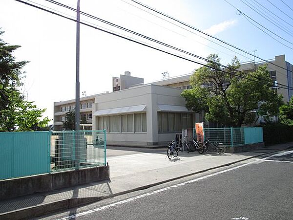 丸亀市立飯野小学校まで約1200ｍ（徒歩約15分）。