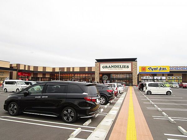 セブンイレブン丸亀飯山町川原店　 グランデリーズ飯山店様まで約2200ｍ（車で約5分）。