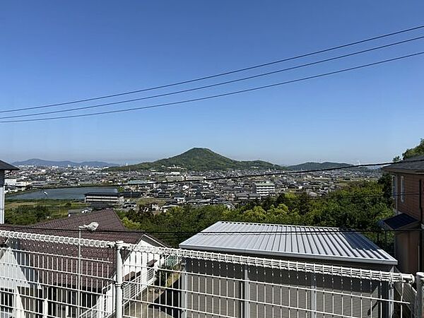 2階の廊下からは瀬戸内海と青ノ山が一望できます。