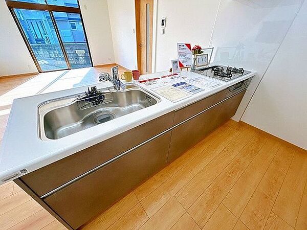 キッチン　会話を楽しみながら料理できる、開放感あるカウンターキッチン