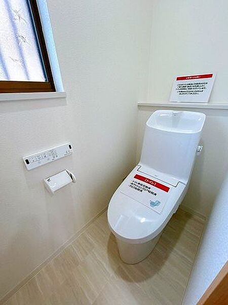 トイレ　新品に交換し、床のクッションフロアも張替えたので、気持ちよくお使いいただけます。
